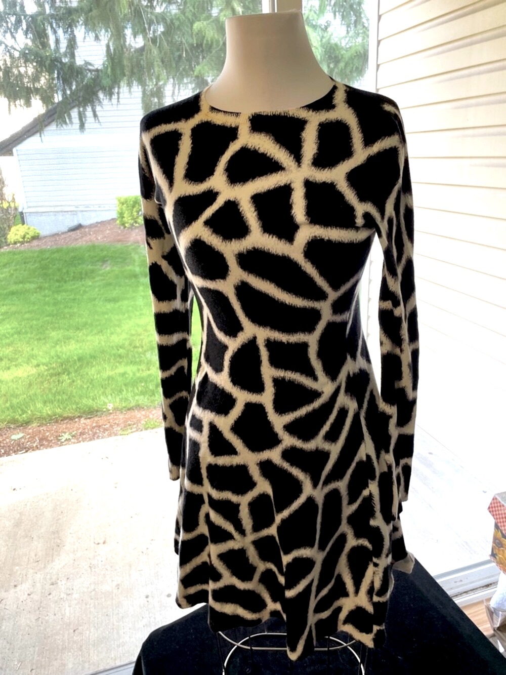 Women’s Chic B & W MICHAEL KORS Giraffe Print Long Sleeve Knit Sweaterdress SzXS - Picture 2 of 10